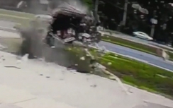 Xe lộn 10 vòng nát vụn, tài xế sống sót thần kỳ