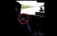 Tài xế xe khách vừa lái vừa lướt Facebook trên Đại lộ Thăng Long