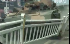 Video: Xe tăng mất lái húc đổ dải phân cách
