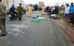 TP.HCM: Container đâm văng xe máy, hai người thương vong