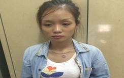 Bị CSCĐ "hỏi thăm", cô gái xăm trổ ném ma túy xuống đất