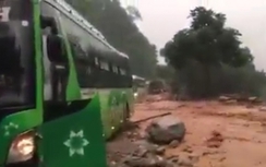 QL4D qua Lào Cai sạt lở, ô tô ùn ứ hàng km