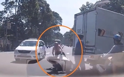 Video: Cô gái Sài Gòn suýt bị xe tải cán vì... bon chen