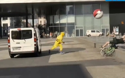 Video: Sốc cảnh Pokemon đi trả thù game thủ ở ngoài đời