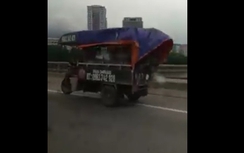 Xe máy và 3 bánh thản nhiên "leo" lên đường trên cao