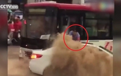 Video: Màn cứu người nghẹt thở của tài xế xe buýt giữa nước lũ