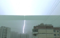 Xem tia sét xé toạc bầu trời Moscow