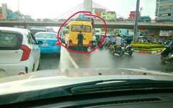 Lái xe khách tè bậy giữa phố Hà Nội gây xôn xao