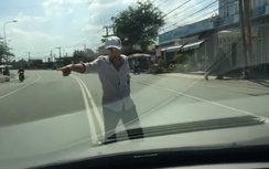 Video: "Chí Phèo" nhảy ra giữa đường chặn xe ô tô ở Đồng Nai