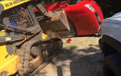 Video: Thấy con gái âu yếm bạn trai trong xe, bố phá nát Audi