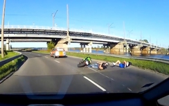 Video: Biker chở gái xinh ngã văng ra đường sau cú va ô tô