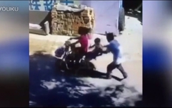 Táo tợn bắt cóc trẻ em ngồi sau xe đạp điện