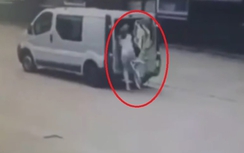 Video: Gái xinh đạp xe bỗng dưng lao thẳng vào đuôi ô tô