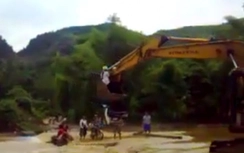 Video: Thầy cô giáo ở Yên Bái ngồi máng xúc cần cẩu vượt lũ