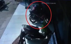 Tên trộm gập người "cuỗm" xe máy nhanh như chớp