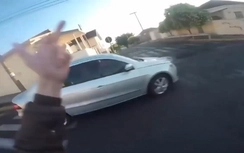 Video:Biker va thùng rác rách chân vì... giơ "ngón tay thối" với ô tô