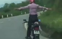 Thanh niên buông tay đổ đèo QL6 có thể bị phạt 14 triệu