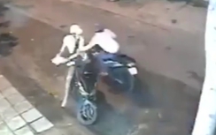 Video: Cướp giật iPad gặp phải thanh niên "cứng"