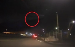 Video: Vật thể lạ phát sáng "xé toạc" bầu trời nước Mỹ
