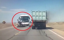 Video: Xe máy vượt ẩu, lấn làn lao thẳng vào đầu ô tô khách