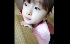 Bé gái đẹp như "tiểu thiên thần" đốn tim dân mạng