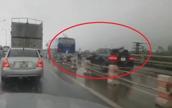 Hàng loạt ô tô náo loạn làn xe máy trên cầu Thanh Trì