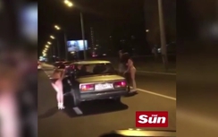 Video: Thiếu nữ Nga mặc đồ lót tràn ra đường xin tiền