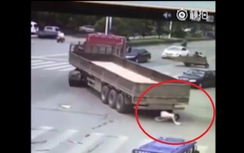 Cô gái thoát chết thần kỳ sau cú lao gầm xe tải 22 bánh