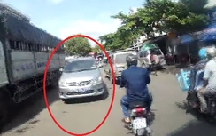 Xe biển xanh Hà Nội "hồn nhiên" đi ngược chiều trên phố Sài Gòn