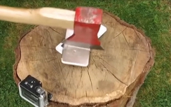 Video: Thanh niên Mỹ dùng rìu sắt "thử" độ bền của iPhone 7 Plus