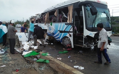 Xe khách mất lái đâm dải phân cách, 6 người thương vong
