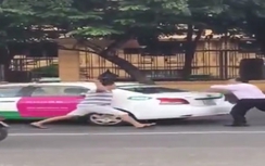 Lái xe 3 bánh vác gậy đuổi đánh taxi náo loạn Hà Nội