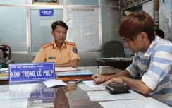 Vừa chạy xe vừa dắt chó bị phạt 350 ngàn đồng