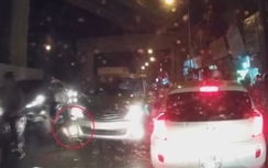 Ô tô lấn làn cán đổ cọc phân cách giữa phố Hà Nội