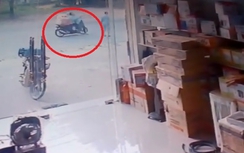 Hoảng hồn xe máy đâm người đi bộ văng 2m giữa phố Hà Nội