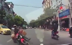Video: Xe máy chở cồng kềnh suýt chết trước đầu ô tô