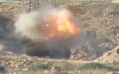 Xe tăng "khủng" của quân đội Syria bị "hóa vàng"