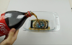Thử ngâm iPhone 7 trong nước Coca 12 tiếng