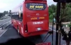 Video:Hàng chục người hoảng loạn vì bị xe khách chặn đầu ở Bình Định