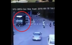 Kinh hoàng 2 thanh niên tạt đầu xe tải bị cán nát