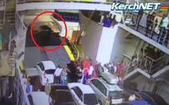 Ô tô lao xuống biển vì tưởng... phà đã cập bến