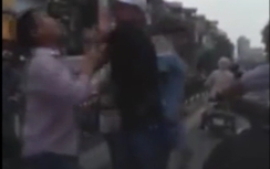 Video:3 người đi Mazda đánh đập lái xe máy dã man giữa Hà Nội