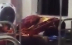 Sốc cảnh cặp đôi "mây mưa" ngay trên giường bệnh