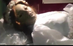 Sự thật xác ướp 300 năm bất ngờ "nháy mắt" với du khách?