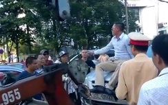 Video: Tài xế cố thủ trên nắp capo ngăn CSGT bị phạt 22 triệu