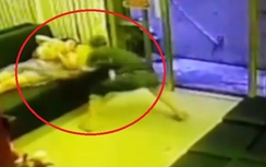 Táo tợn lao vào nhà giật điện thoại trên tay cô gái