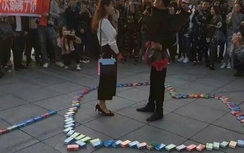 Sốc cảnh "soái ca" cầu hôn bạn gái bằng 999... hộp bao cao su