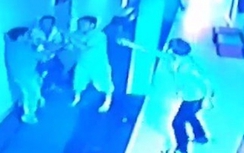 Hai thanh niên chém chết người vì mâu thuẫn trong quán karaoke