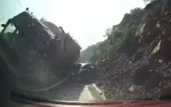 Xe tải lách qua đường hẹp lật nghiêng đè nát ô tô con