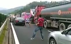 Hài hước đánh cầu lông giữa quốc lộ chờ hết... tắc